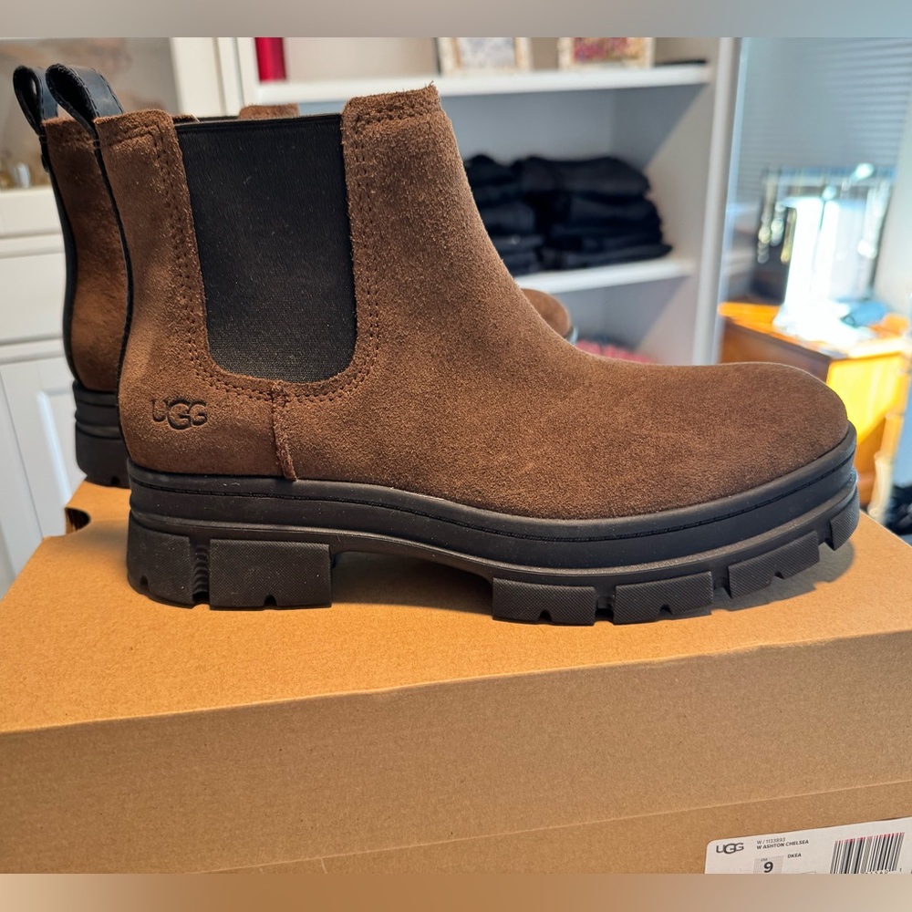 UGG Ashton Chelsea Boots - Brown suede